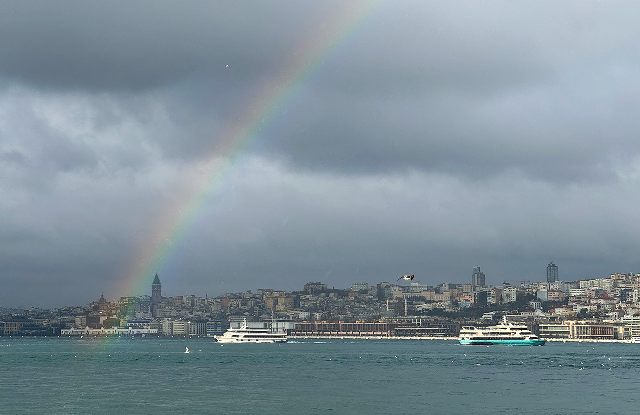 İstanbul'da sulu kar yağışı aralıklarla devam ederken İstanbul Boğazı'nda oluşan gökkuşağı objektiflere böyle yansıdı...