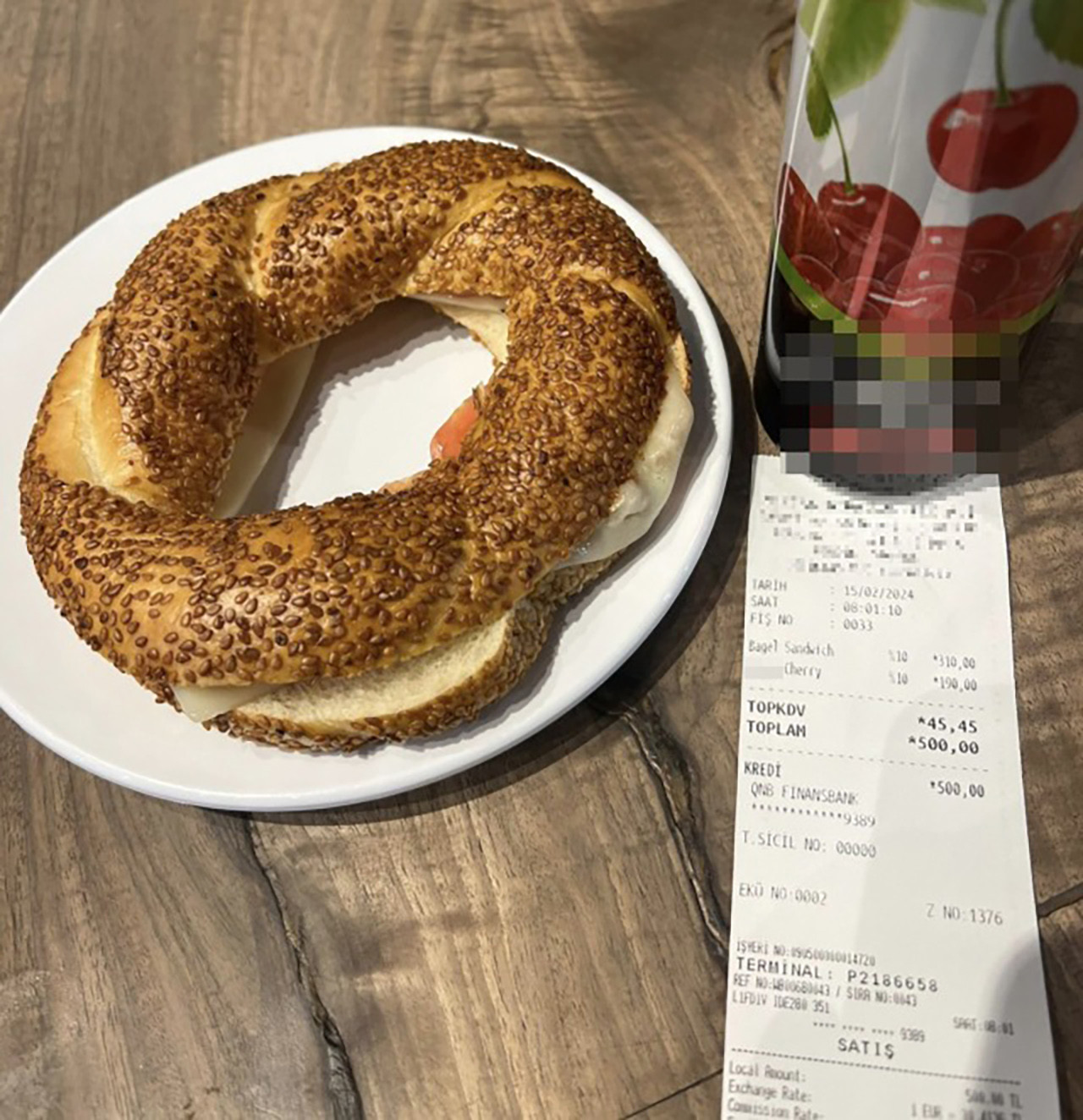 İstanbul Sabiha Gökçen Havalimanı'nda bir simit ve meyve suyunun fiyatı görenleri şaşkına çevirdi.