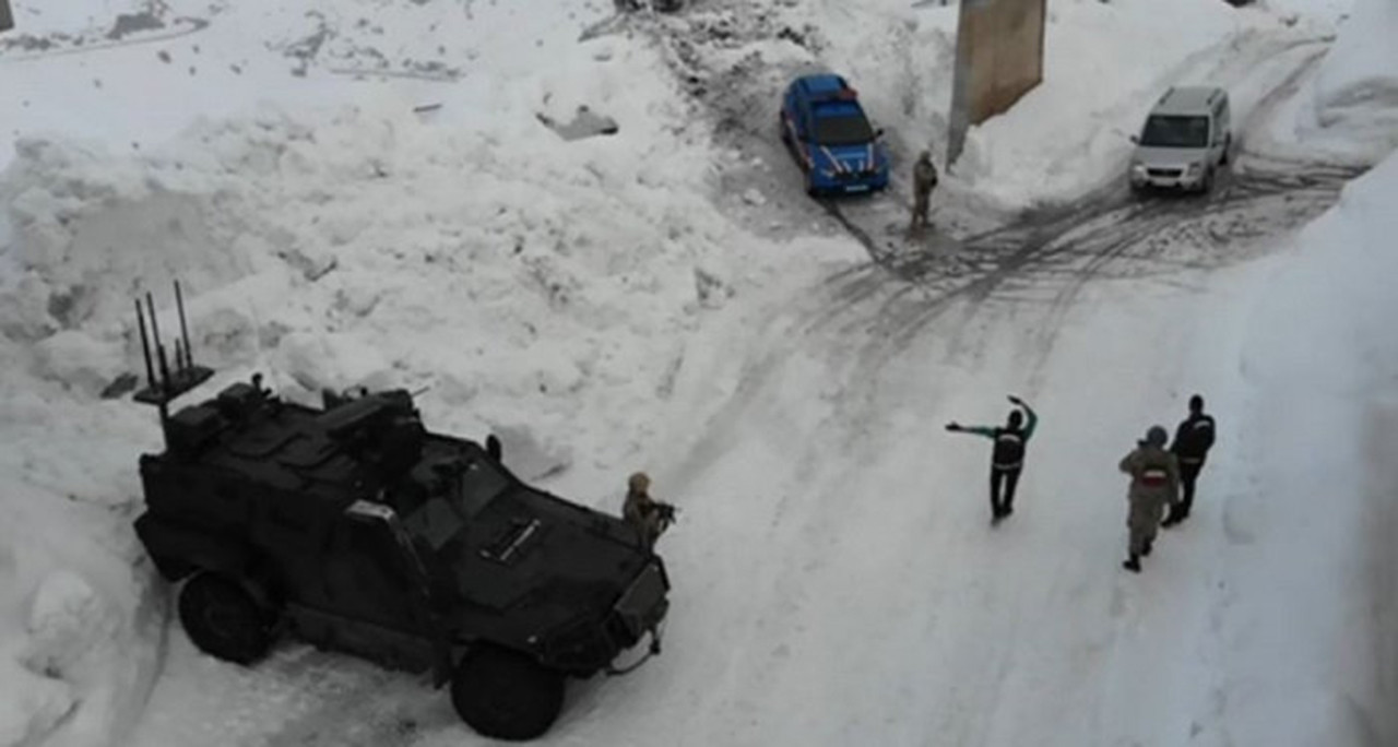 Hakkari'nin Yüksekova ilçesinde, jandarma ekiplerince durdurulan hafif ticari araçta 45 milyon TL değerinde 22 kilogram gümrük kaçağı külçe altın ele geçirildi, şüpheli gözaltına alındı.