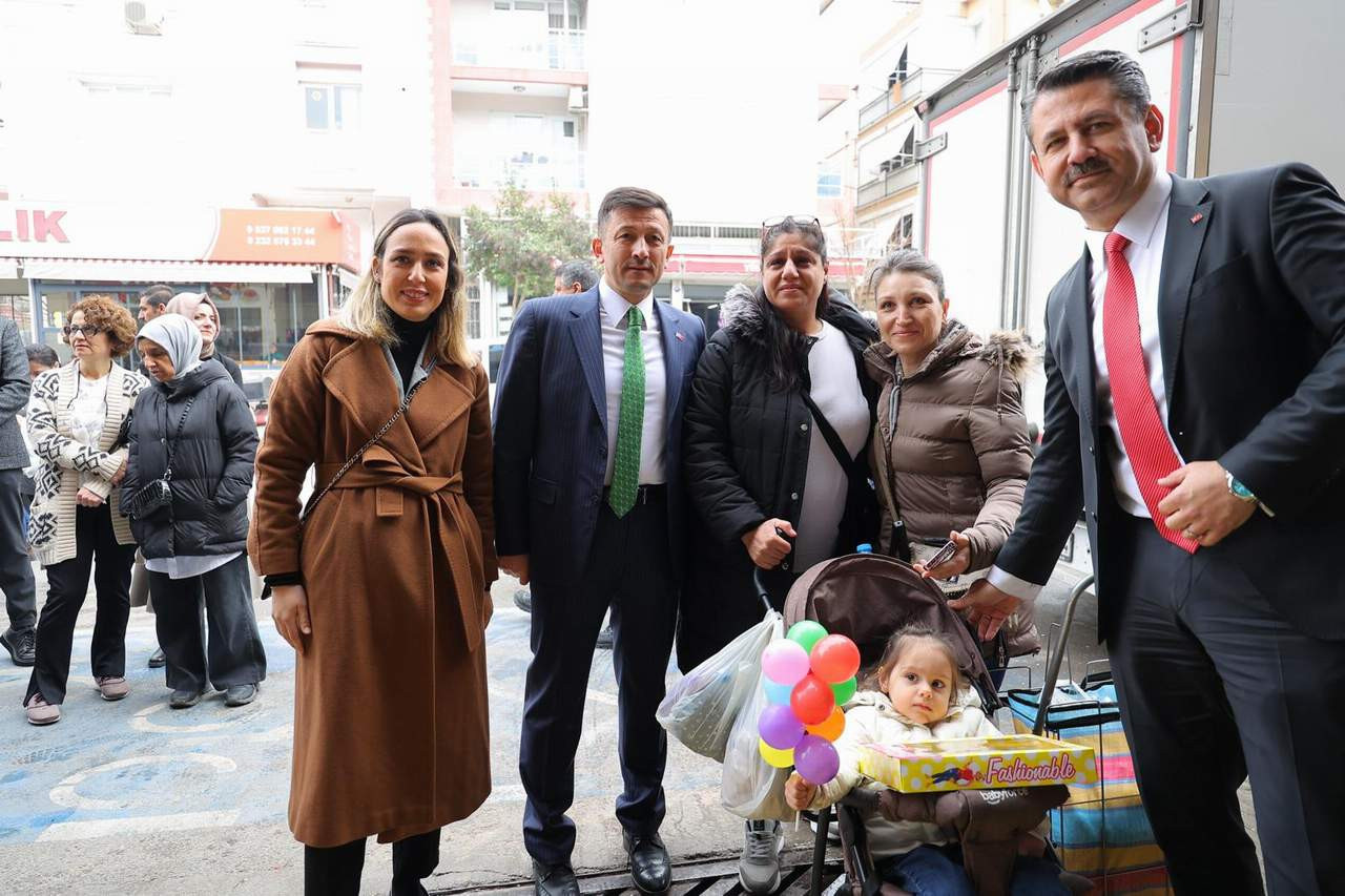 Cumhur İttifakı İzmir Büyükşehir Belediye Başkan Adayı Hamza Dağ, Kemalpaşa ilçesindeki kapalı pazar yeri ziyaretinde balıkçı tezgahının başına geçti. Renkli görüntülerin oluştuğu anlarda Dağ müşterilerin balıklarını poşetleyip, tarttı. 