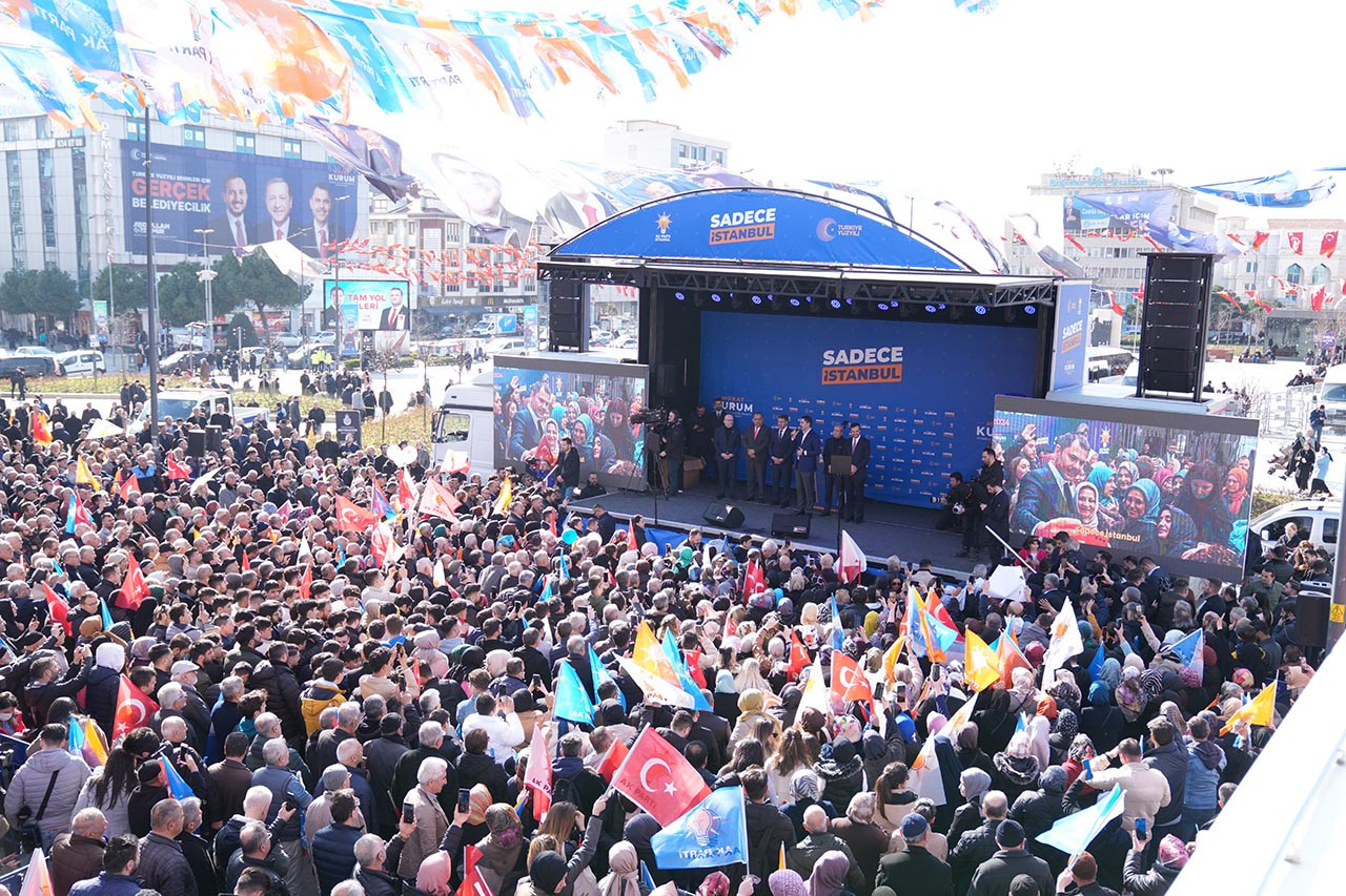 İstanbul Büyükşehir Belediye Başkan Adayı Murat Kurum Bağcılar’da miting düzenledi. İstanbullulara seslenen Kurum, ''Bugün kalplerimizi sevgiyle doldurdunuz. Bugün bu meydanı bir çiçek bahçesine çevirdiniz.'' dedi. 