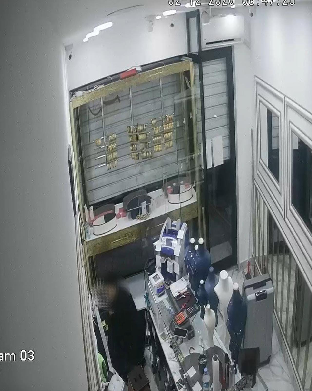 Bursa'da bir kuyumcudan 2 kilo 300 gramlık altının çalınmasıyla ilgili hırsızlık olayında hırsızlık zanlısı kuyumcunun yine kendisi gibi kuyumcu olan bir arkadaşı çıktı.