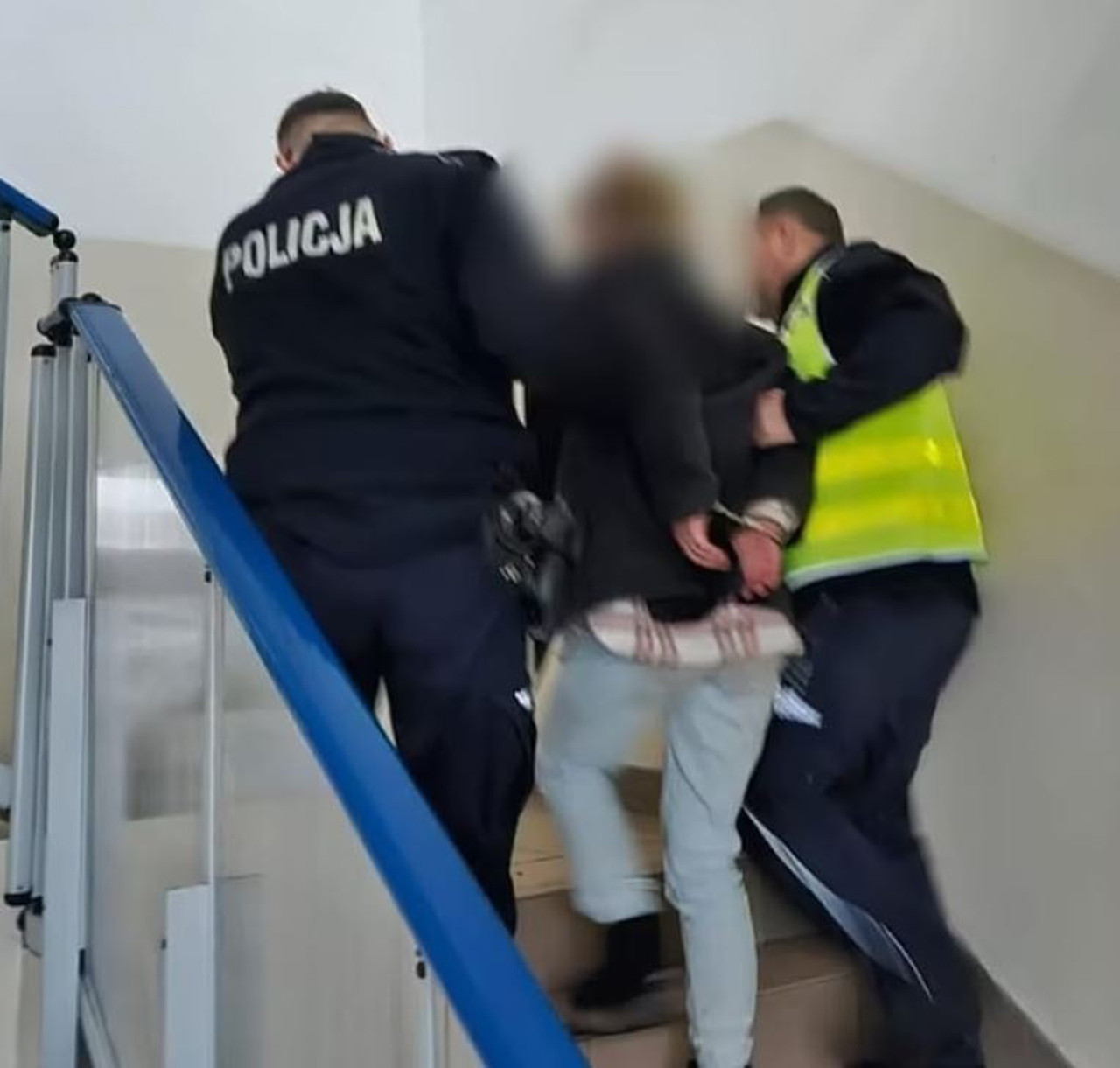 Şeytana taptığını söyleyen ve sosyal medyada yaptığı paylaşımlarda kendisine "Şeytan'ın oyuncak bebeği" lakabını takan genç kadın ebeveynlerini katletti.