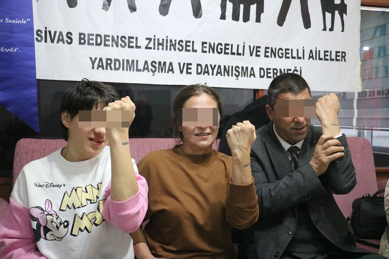 Engelli çocukların kaybolmaması adına yapılan sevgi izi dövmesinin dinen doğru olup olmadığı tartışmasında müftülük dövmelerin yapılmasında dinen bir sakınca olmadığını belirtti.