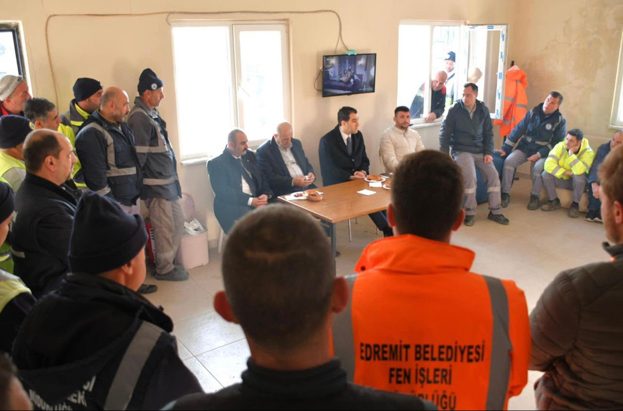 AK Parti'nin Edremit Belediye Başkan adayı Muhammed Vurmaz'ın Edremit Belediyesi'nin bir şantiyesinde çalışan işçileri karşısına dizip kahvaltı ettiği anlar tepki çekti.