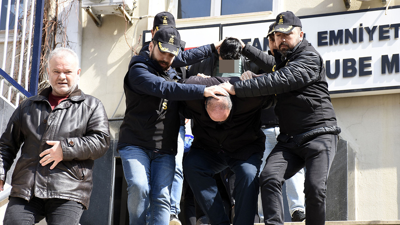 Eşi ve oğlunu öldürüp cesetleri parçaladı