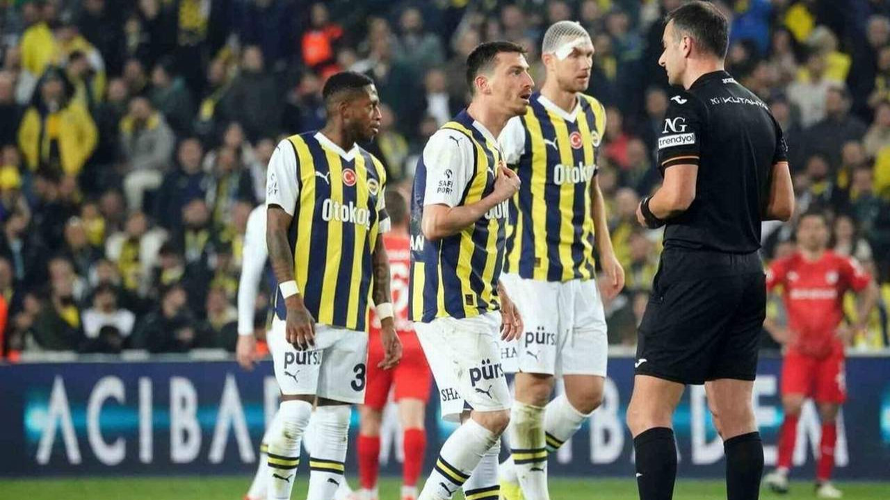 Fenerbahçeli Mert Hakan hakeme tehdit gibi sözler: ''Buradan çıkamazsın!''