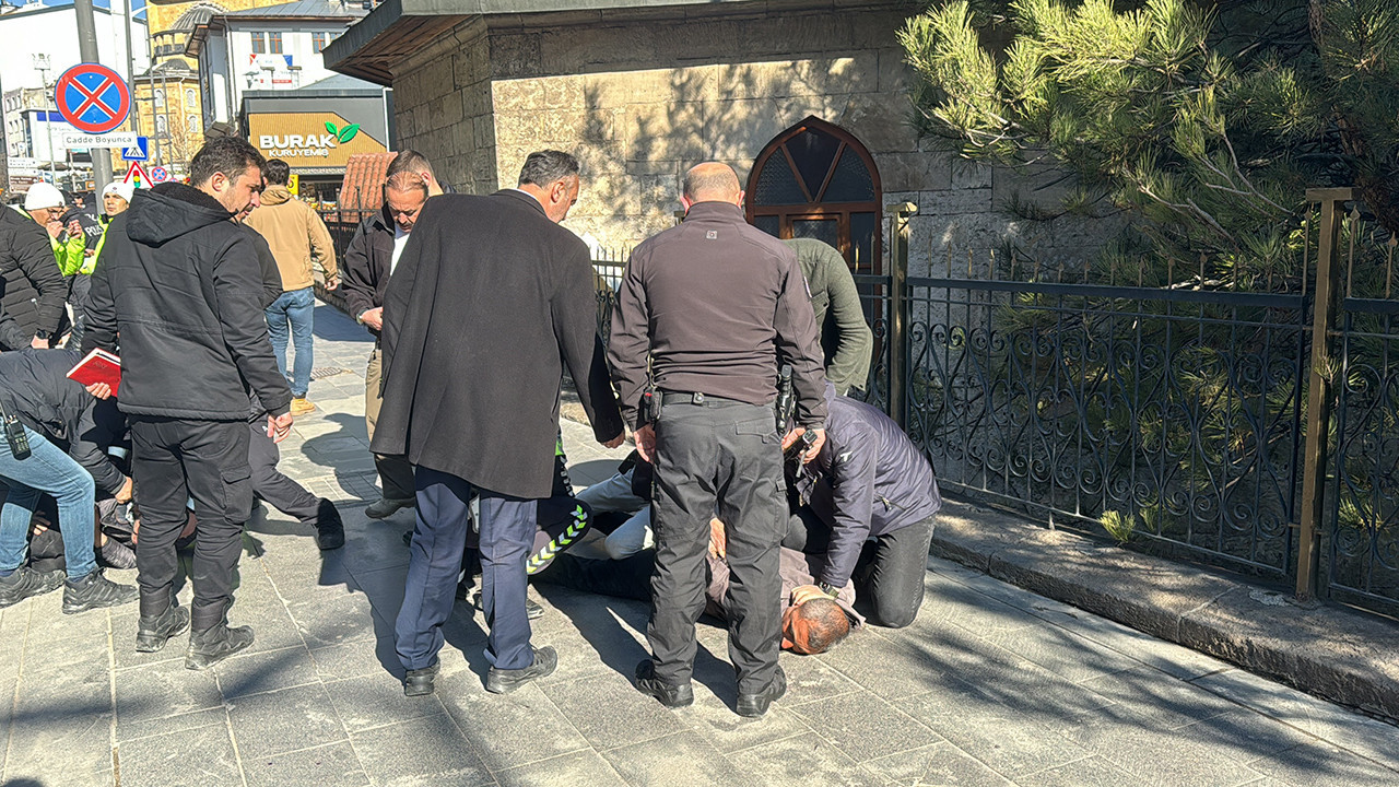 Sivas’ta bir kişi ile 2 kardeş arasında çıkan yan baktın kavgasında bir kişi bıçaklanarak yaralandı.