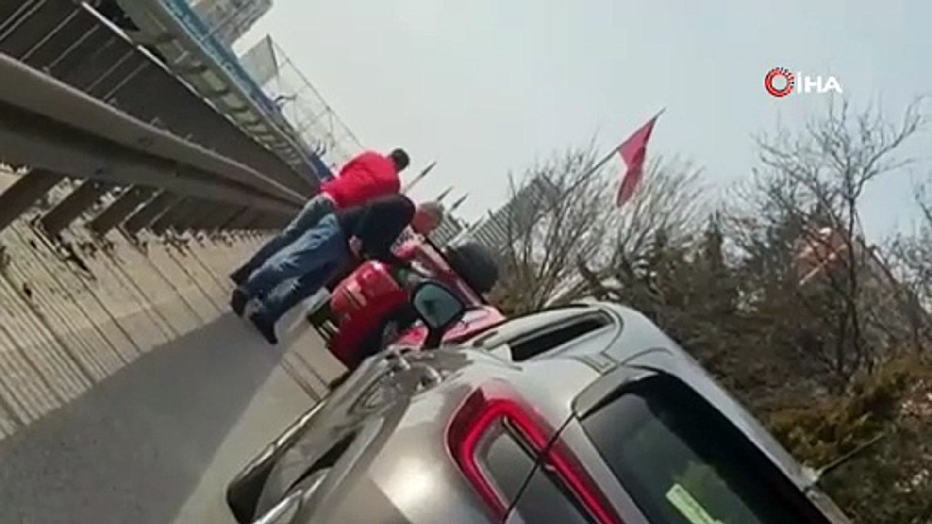 İstanbul trafiğinde bıçaklı, çekiçli kavga kamerada