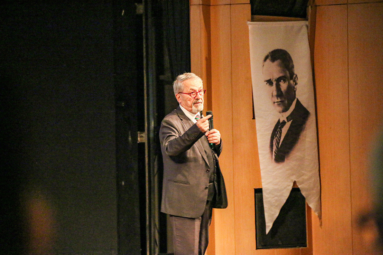 Yer Bilimci Prof. Dr. Naci Görür, 11 ilimizi yerle bir edip, 55 bine yakın canımızı yitirdiğimiz asrın felaketi için 