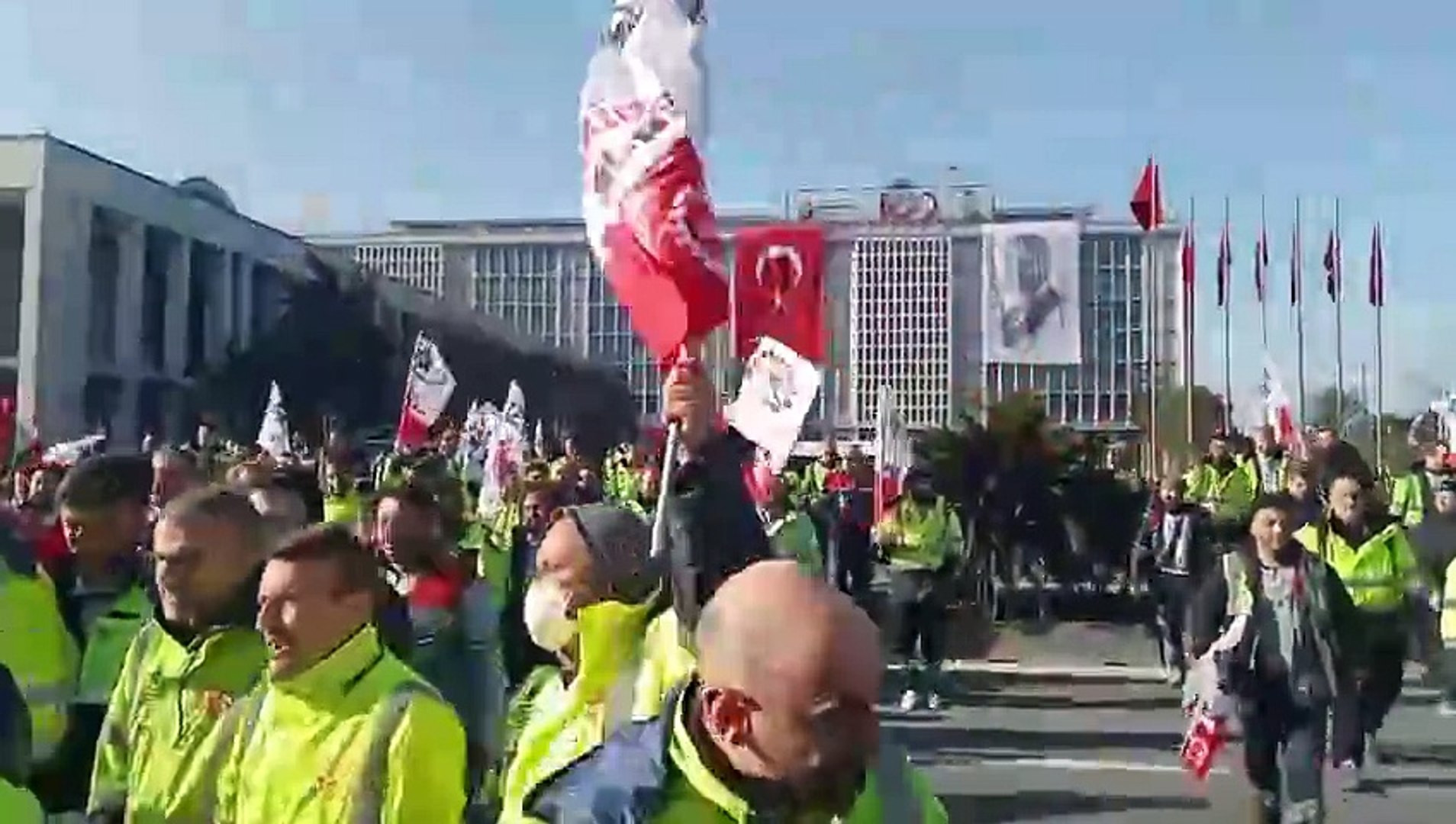 İstanbul Büyükşehir Belediyesi önünde binlerce işçi eylemde