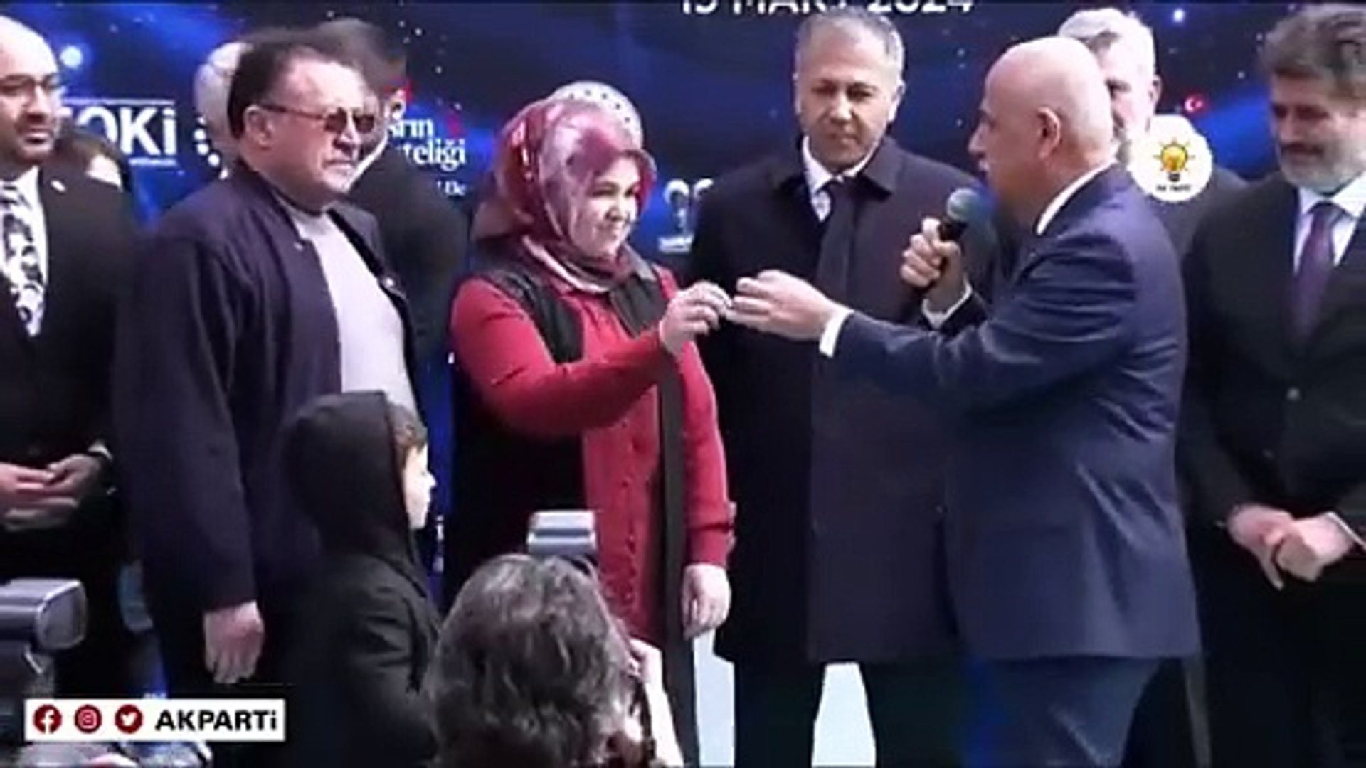 Anahtar teslim töreninde ilginç anlar: Depremzede ''görmedik'' dedi, Bakan müdahale etti