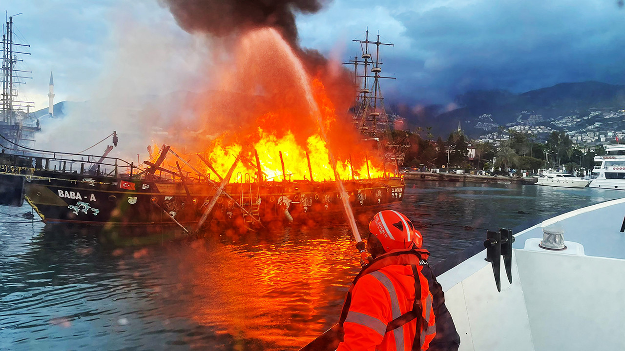 Antalya'da 2 tur teknesi alev alev yandı