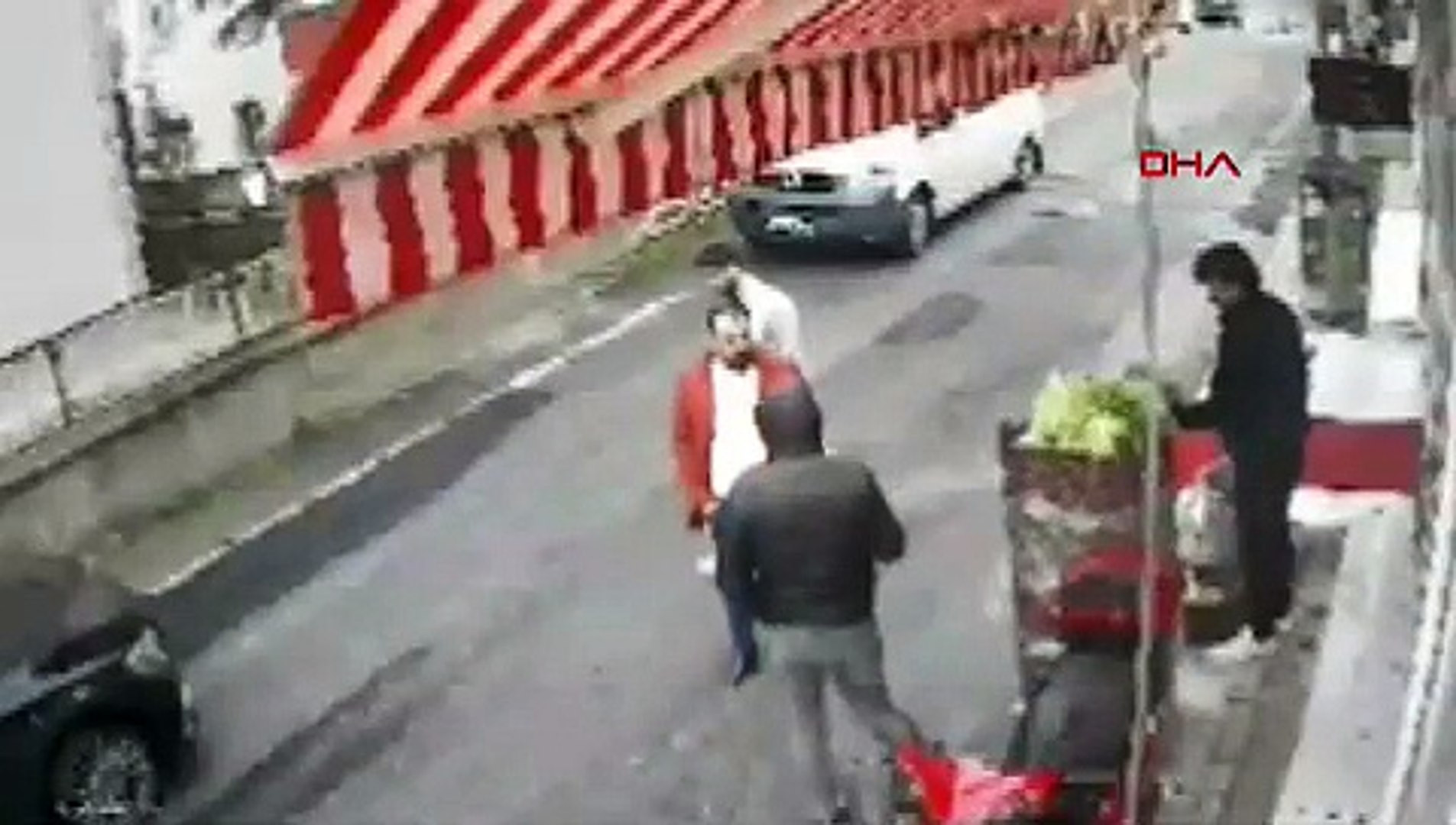 Avukata sokak ortasında silahlı saldırı kamerada