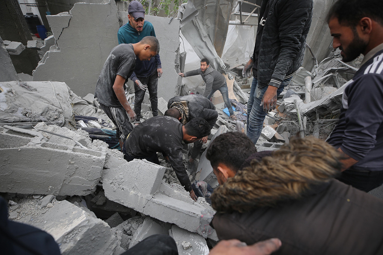 7 Ekim'den bu yana Gazze'ye ölüm olup yağan ve kadın, yaşlı, çocuk gözetmeden sivil katliamına devam eden İsrail'in zorla aç ve susuz bıraktığı Gazze’nin kuzeyine bu hafta gönderilmek istenen tüm gıda konvoylarını engellediği Birleşmiş Milletler tarafından doğrulandı.