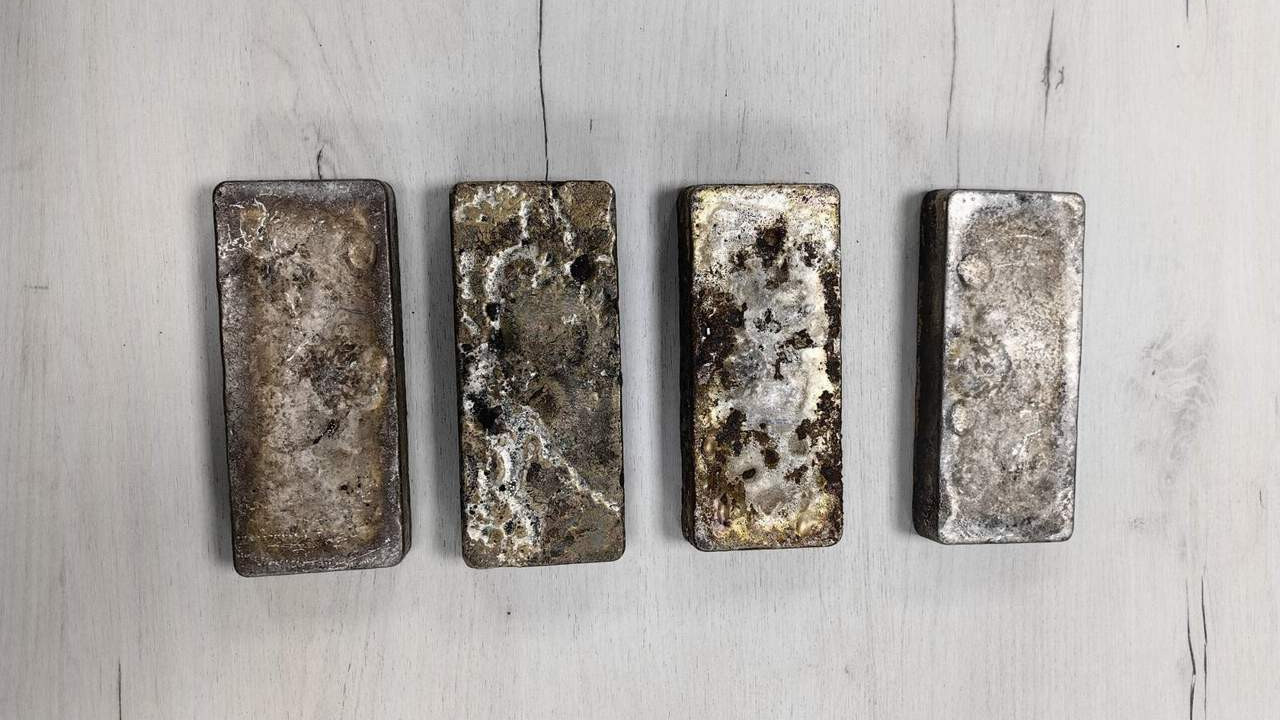 Gümrükte '2cep telefonu şeklindeki kaçak gümüş külçesi'' operasyonu