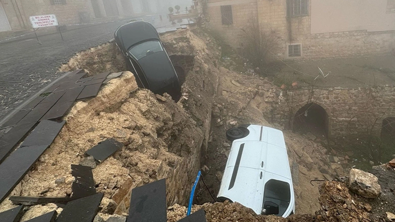 Mardin'de çöken yola araçlar düştü