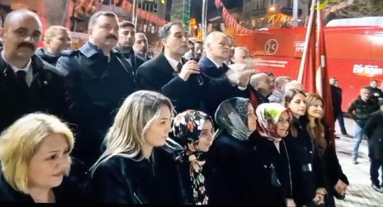 AK Parti Edremit Belediye Başkan Adayı Muhammed Vurmaz skandalları bitmek bilmiyor. Vurmaz bu sefer de Rumelili olan Cumhuriyetimizin kurucusu büyük önder Mustafa Kemal Atatürk’e dil uzattı.