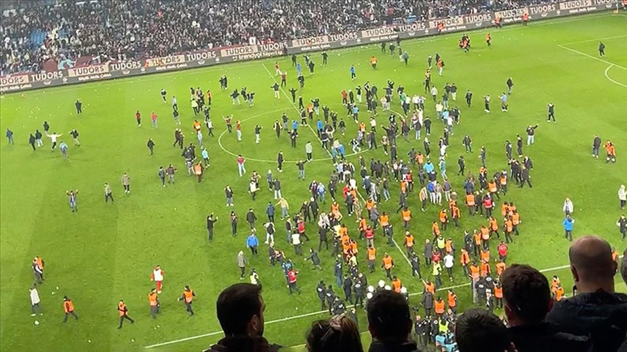 Trabzonspor ile Fenerbahçe arasında oynanan olaylı derbinin ardından PFDK sevkleri açıklandı.