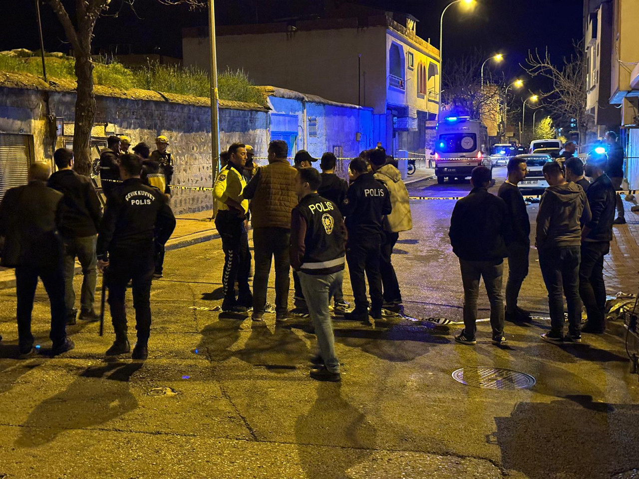 Şanlıurfa'nın Siverek ilçesinde sokakta yürüyen iki kardeş uğradıkları silahlı saldırıda hayatını kaybetti.