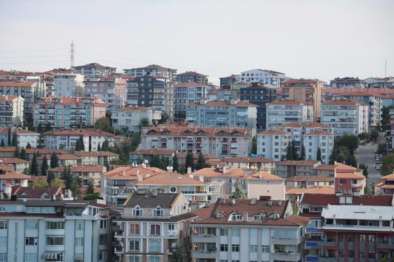 Suriye'de Esad döneminin sona ermesinin ardından Türkiye'deki Suriyeliler ülkelerine dönmeye başladı. Türkiye'de yaklaşık 600 bin konutta Suriyelilerin yaşadığı tahmin ediliyor. Sektör yetkilileri, göçmenlerin dönüşüyle kira fiyatlarının düşebileceğini belirtiliyor.