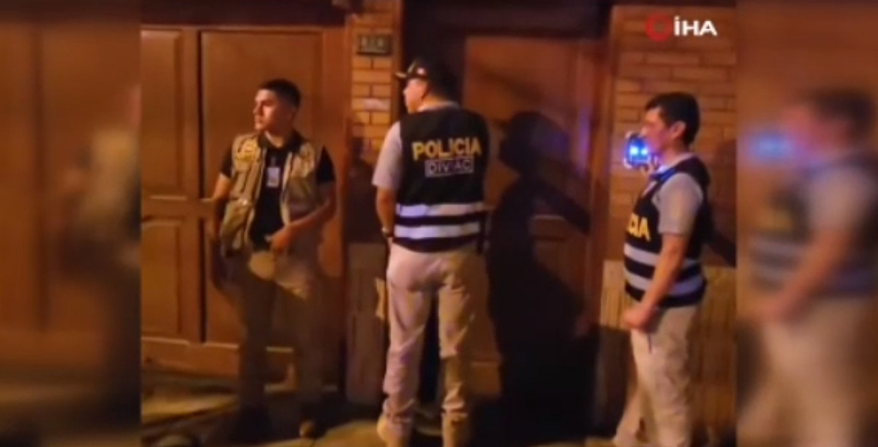 Peru'da Devlet Başkanı Dina Boluarte'nin evine lüks saatlerini mal varlığında beyan etmediği gerekçesiyle hakkında yürütülen ön soruşturma kapsamında baskın gerçekleştirildi. Evinin kapısı koçbaşıyla kırıldı.