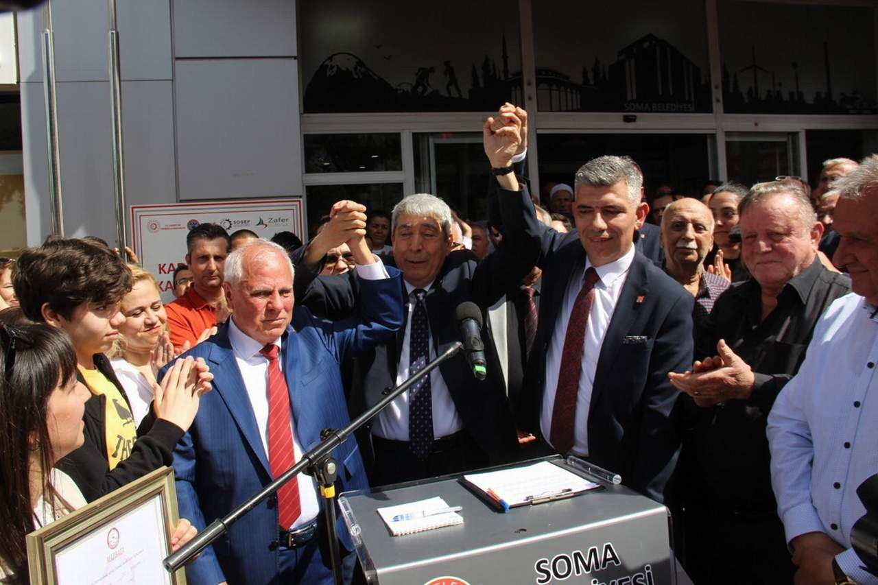 Yerel seçimlerde Manisa'nın Soma ilçesinden Belediye Başkanı seçilen CHP'li Sercan Okur, mazbatasını aldıktan sonra gittiği belediye binasında göreve makam odasının kapısını sökerek başladı.