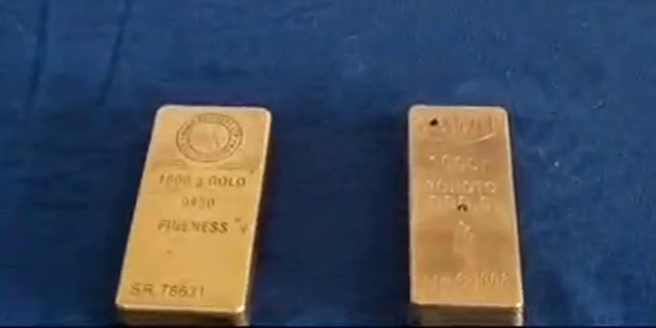 Kars'ta, jandarma ekiplerinin üzerini aradığı Ö.K.'nin (36) beline sarılı halde, piyasa değeri yaklaşık 5 milyon lira olan 2 adet biner gramlık kaçak külçe altın ele geçirildi.