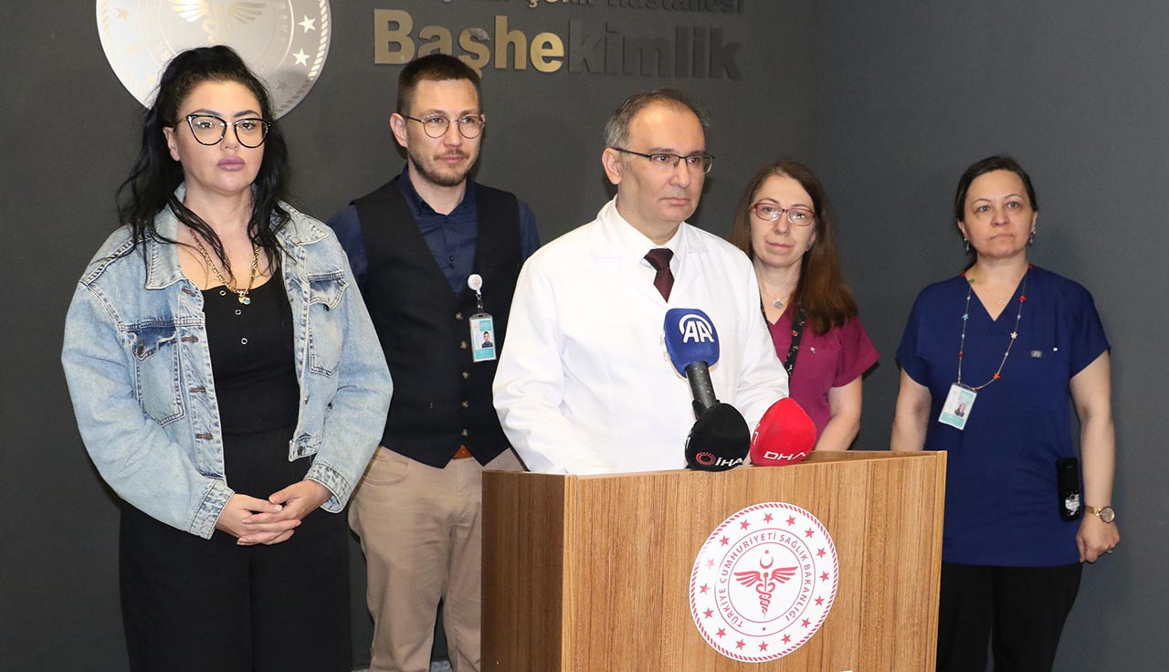 Eskişehir Şehir Hastanesi Başhekimi Doç. Dr. Mustafa Sungur, usta oyuncu Nuri Alço'nun sağlık durumuyla ilgili olarak, ''Şu aşamada hayati tehlikesi görünmüyor. Bugün ziyaret ettiğimde gülüyor, konuşuyor, morali çok iyiydi'' dedi.