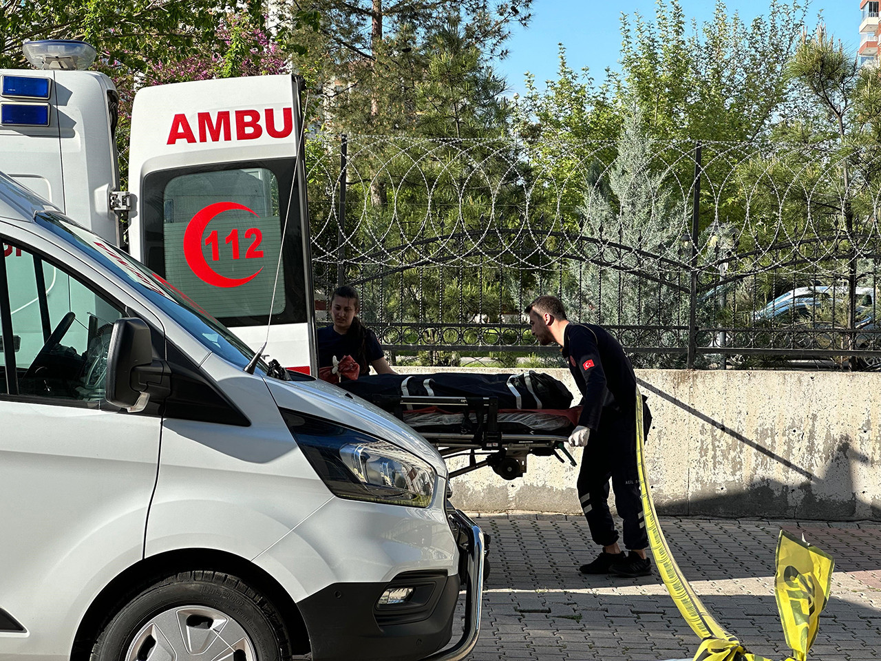 Diyarbakır’da bir plazaya gelen kadın, 14. kattan atlayarak intihar etti. İntihar eden kadının son anları saniye saniye kameralara yansıdı.