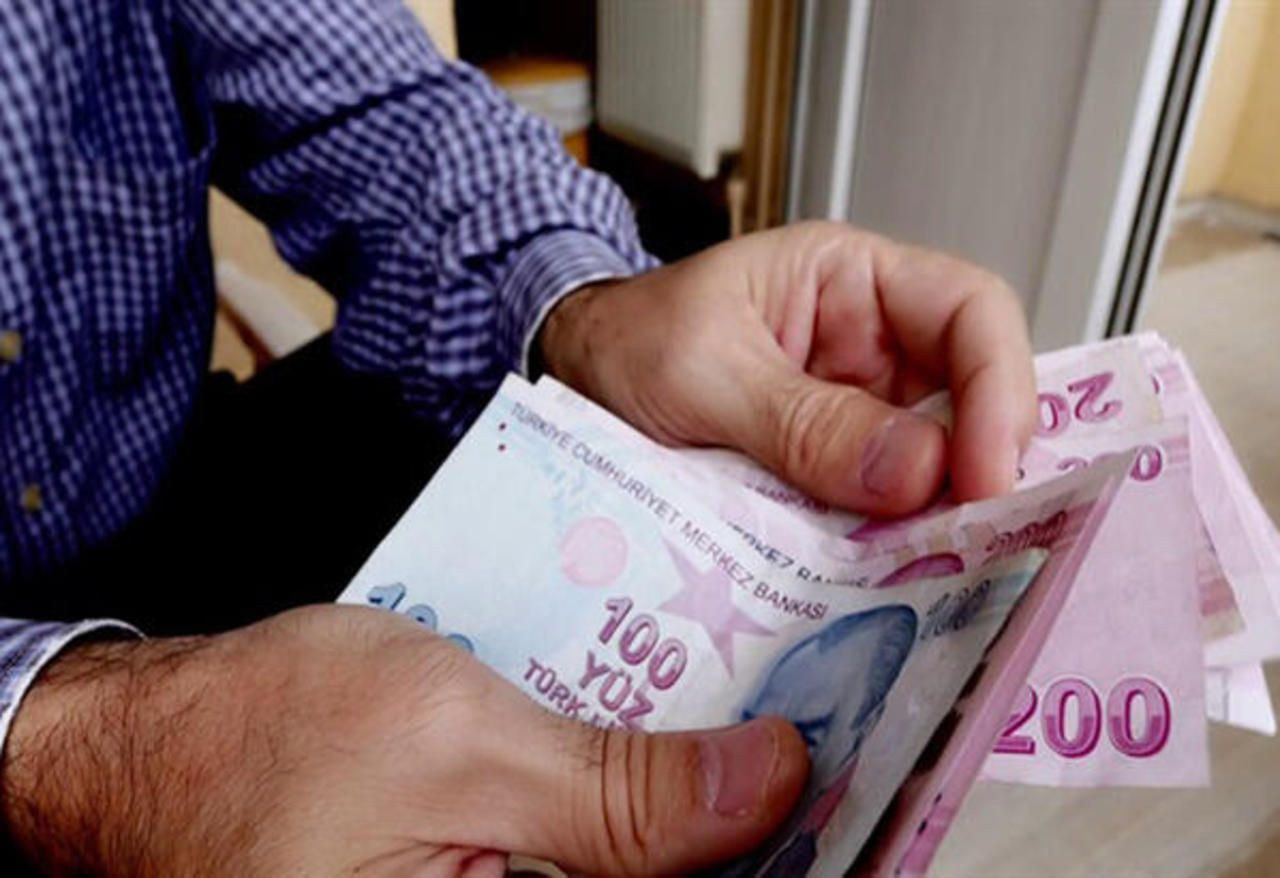 Gazeteci Deniz Zeyrek, asgari ücret zammıyla ilgili sürpriz bir iddia ortaya attı. Ünlü gazeteci, Cumhurbaşkanı Erdoğan'ın masasındaki rakamı açıkladı.