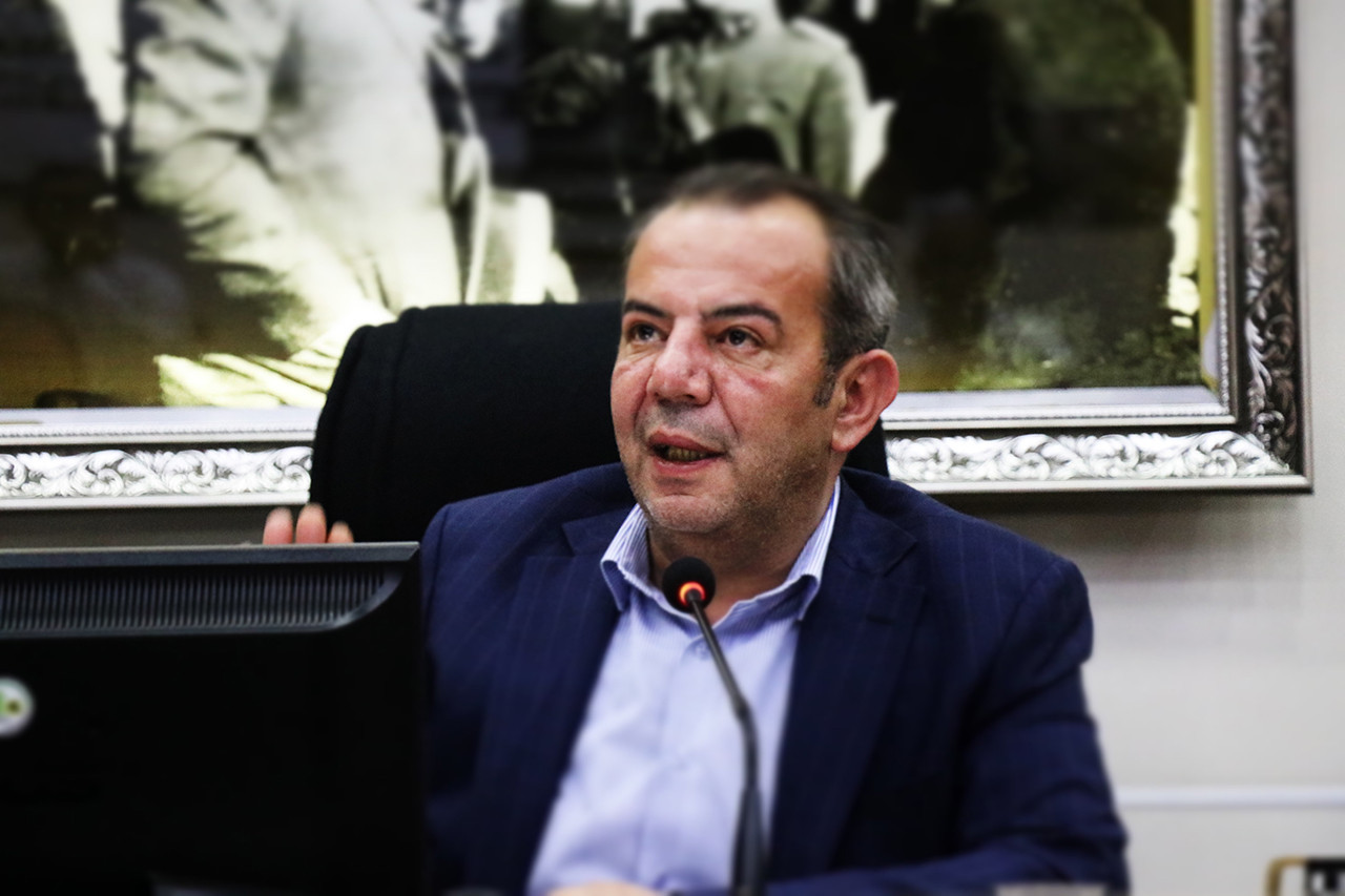 Bolu Belediyesi'nde yaşanan Gölcük’te bungalovların kiralanması krizinde Gölcük Platformu Belediye Meclisi'ni bastı. Belediyeyi basıp Özcan'ı protesto edenler arasında eşi Meral Özcan da yer aldı.