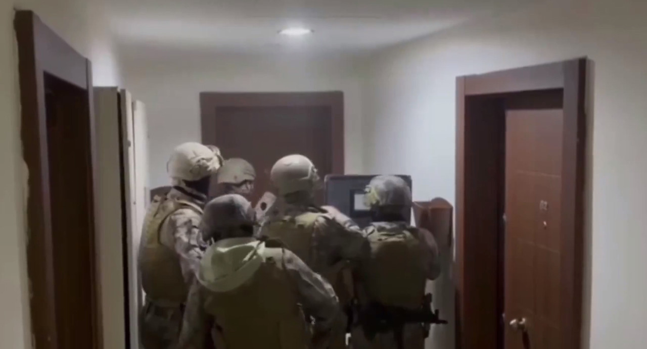 İçişleri Bakanı Ali Yerlikaya, İstanbul'un 4 ilçesinde operasyonların düzenlendiğini belirterek, 32 şüphelinin gözaltında olduğunu belirtti. Düzenlenen operasyonda ise çok sayıda silah ele geçirildi.