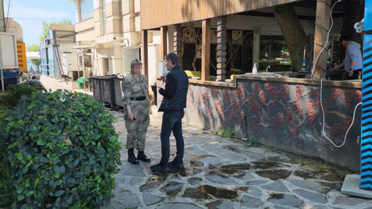 Zonguldak'ta kaldırımda üzerindeki asker üniformasıyla vatandaşlara GBT sorgulaması yaparken fark edilen şüpheli, sivil polis ekiplerince gözaltına alındı. Gözaltına alınan sahte askerin sözleşmeli öğretmen olduğu ortaya çıktı.