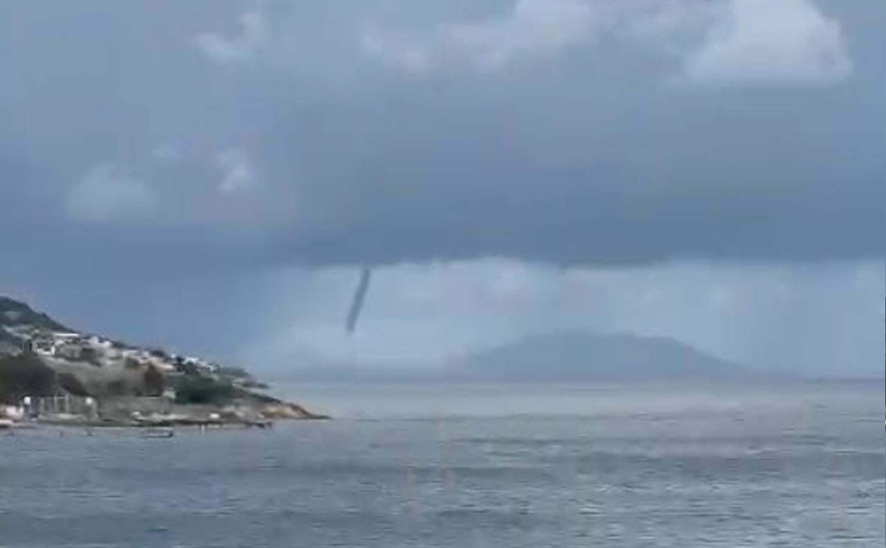 İzmir'in Foça ilçesi açıklarında hortum oluştu. Hortum cep telefonu kamerasıyla görüntülendi.