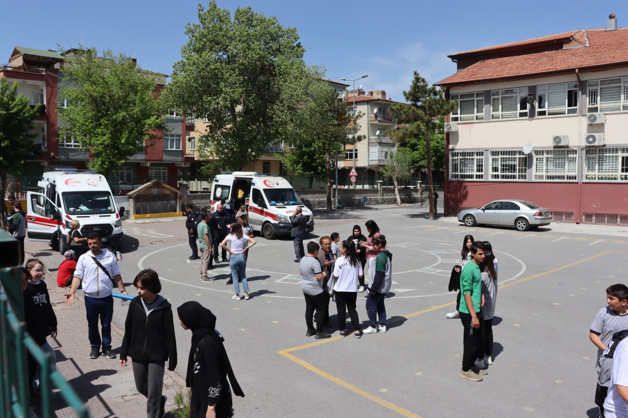 Kayseri'nin Kocasinan ilçesinde bir okuldaki 23 öğrenci yedikleri köfte ekmekten zehirlendi. 