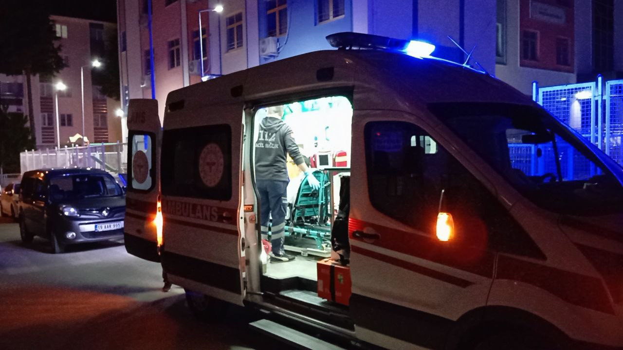 Çorum'da 17 yaşındaki bir genç, arkadaşlarıyla oturduğu esnada kimliği belirsiz kişi tarafından bıçaklı saldırıya uğradı.