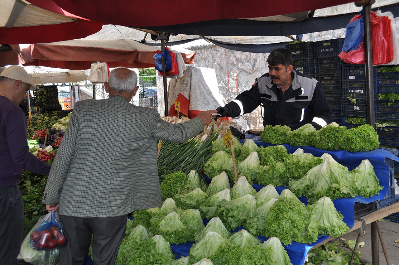 Eskişehir’de hava sıcaklıklarının artmasıyla kışın daha pahalıya satılan çoğu meyve ve sebze ürününün etiket fiyatlarında yarı yarıya indirim yapılırken, bu düşüşün ilerleyen günlerde devam edeceği öğrenildi.