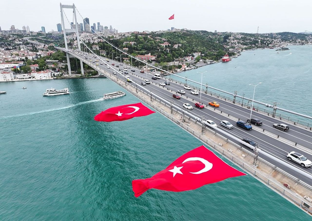 15 Temmuz Şehitler Köprüsü'ne dev Türk bayrakları asıldı