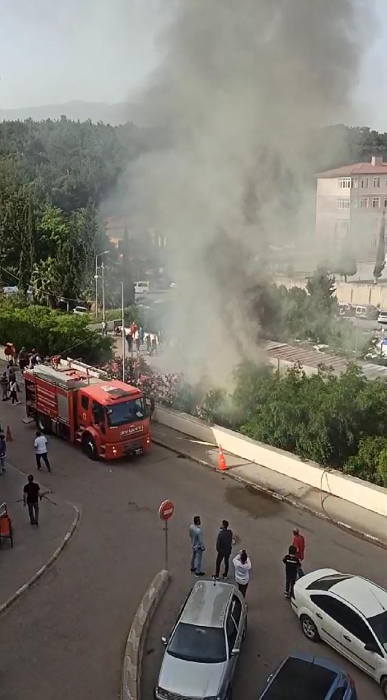 Hatay'da İskenderun Devlet Hastanesi'nde poliklinik olarak kullanılan 3 konteyner, çıkan yangında kullanılamaz hale geldi. 
