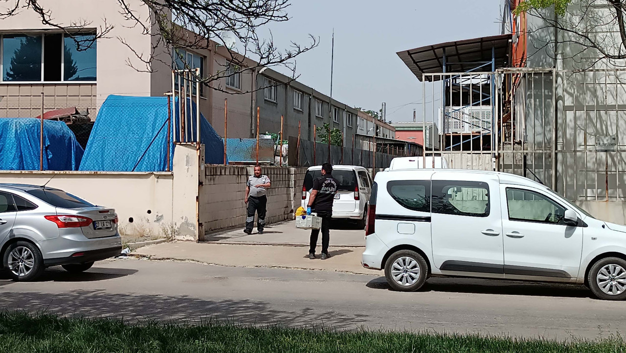 Gaziantep'te fabrika işçisi M.Ö. (60) mesai arkadaşı O.B.'yi (49) çıkan tartışmada tabancayla başına ateş ederek öldürüp, intihar etti.