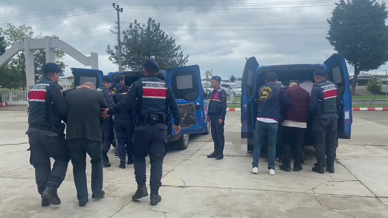 Tekirdağ'ın Marmaraereğlisi ilçesinde düzenlenen fuhuş operasyonunda 34 yabancı kadın ve 6 zanlı yakalandı. Yapılan sağlık kontrolünde kadın şahıslardan 2'sinin cinsel yolla bulaşan hastalık taşıdığı tespit edildi.