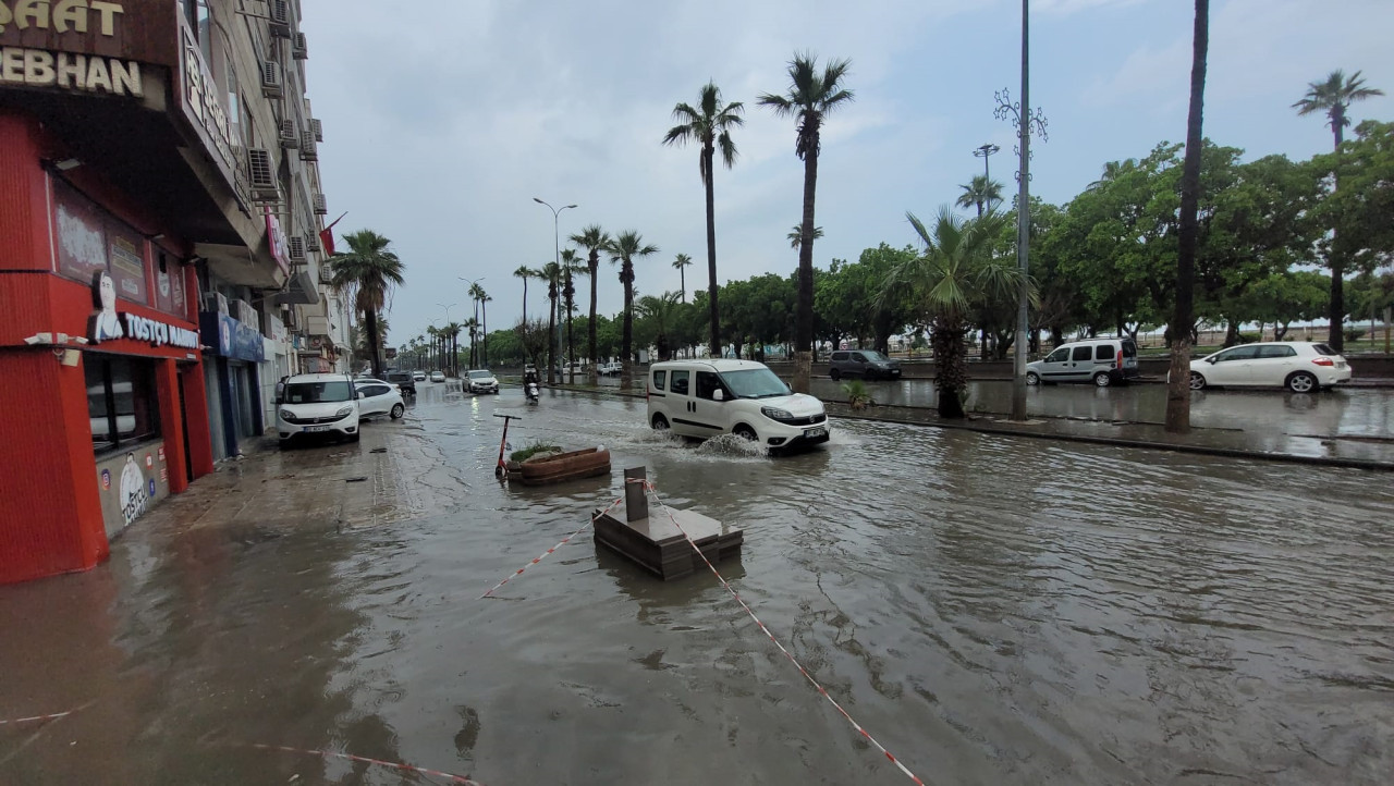 Hatay'ın İskenderun ilçesinde sağanak yağış yolları göle çevirdi; bazı ev ve iş yerlerini su bastı. Deprem sonrası defalarca sular altında kalan Atatürk Bulvarı ve Anıt Alanı yeniden sular altında kaldı.