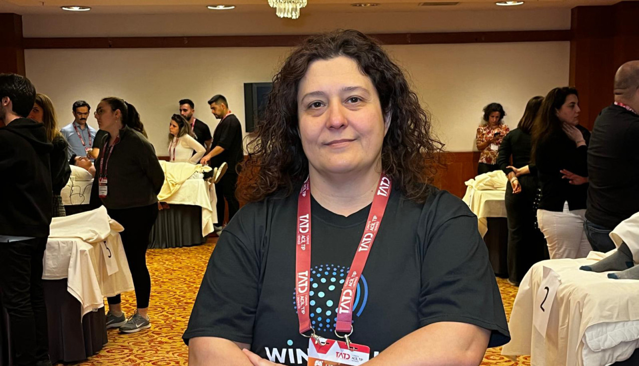 Son dönemde sosyal medyanın da etkisiyle moda haline gelen serum uygulamaları nedeniyle acil servislere alerjik şoka getirilen hasta sayısında artış yaşandı. Doç. Dr. Özlem Dikme, vatandaşların evlerinde hatta kuaför salonlarında dahi serum taktırdığına dikkat çekerek, ''Kuaförde ya da evinde serum taktırıp alerjik şoka giren, hatta kalbi durup zor döndürülen vakalar var'' dedi.