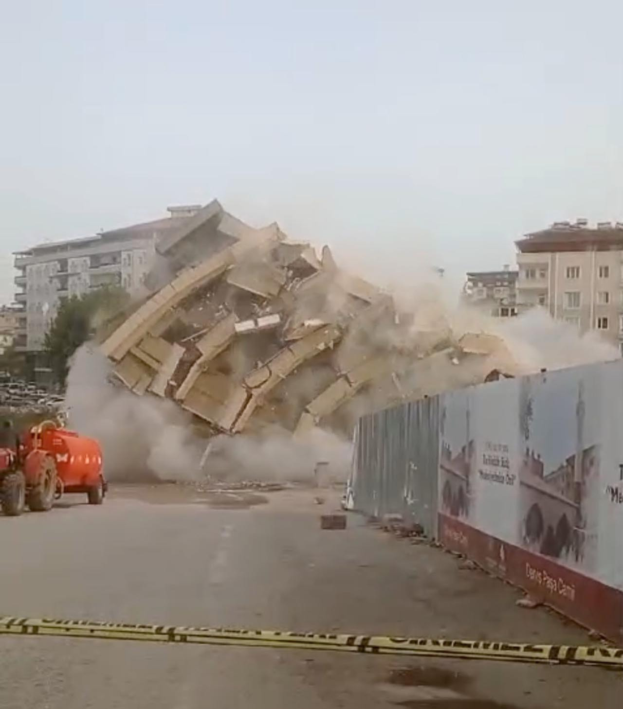 Gaziantep'in İslahiye ilçesinde, depremde hasar alan 6 katlı bina yıkım sırasında çöktü. 