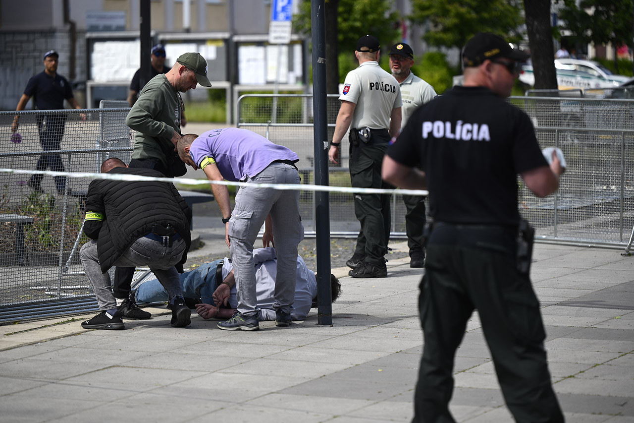 Slovakya Başbakanı Robert Fico, uğradığı silahlı saldırı sonucu karnından yaralandı.