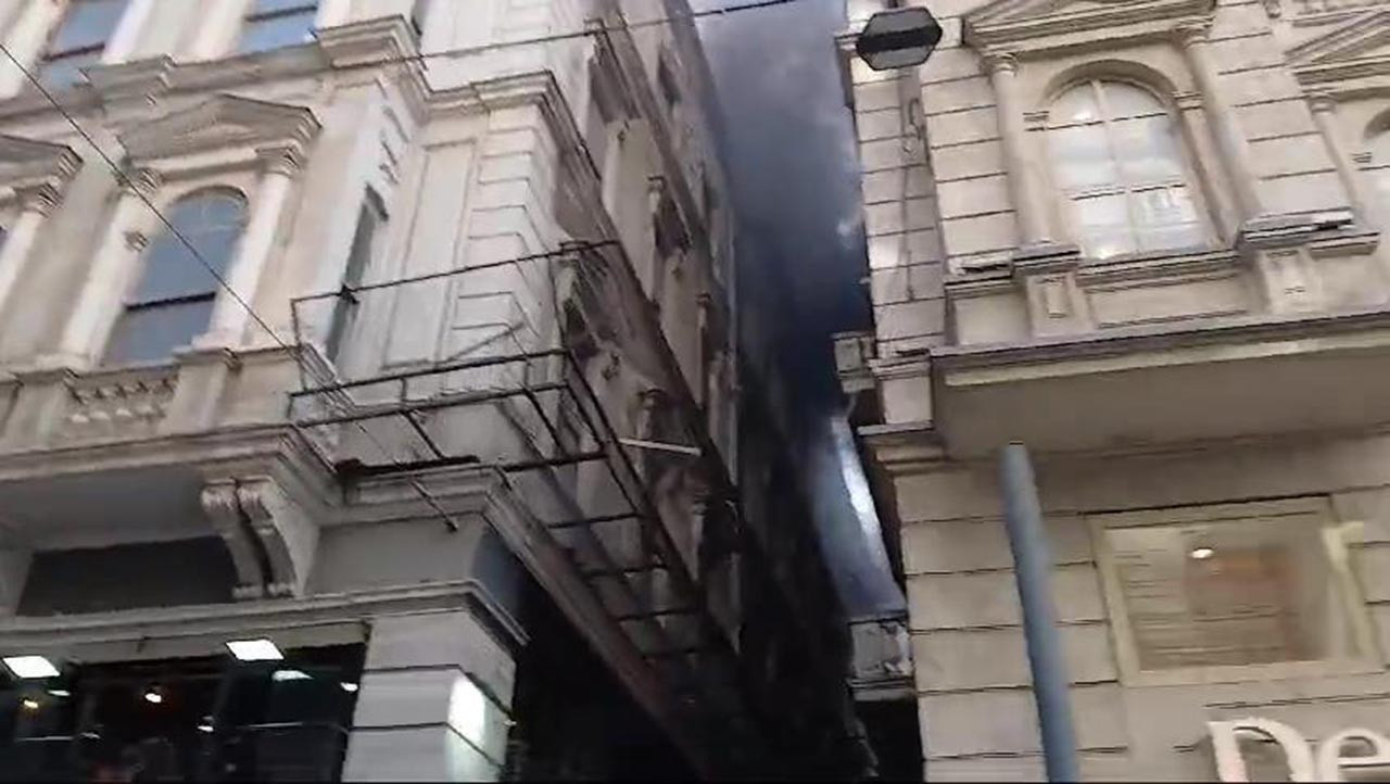 İstanbul'un kalbi İstiklal Caddesi'nde bir mağazada yangın çıktı. Caddeyi kaplayan dumanlar birçok noktadan görüldü.
