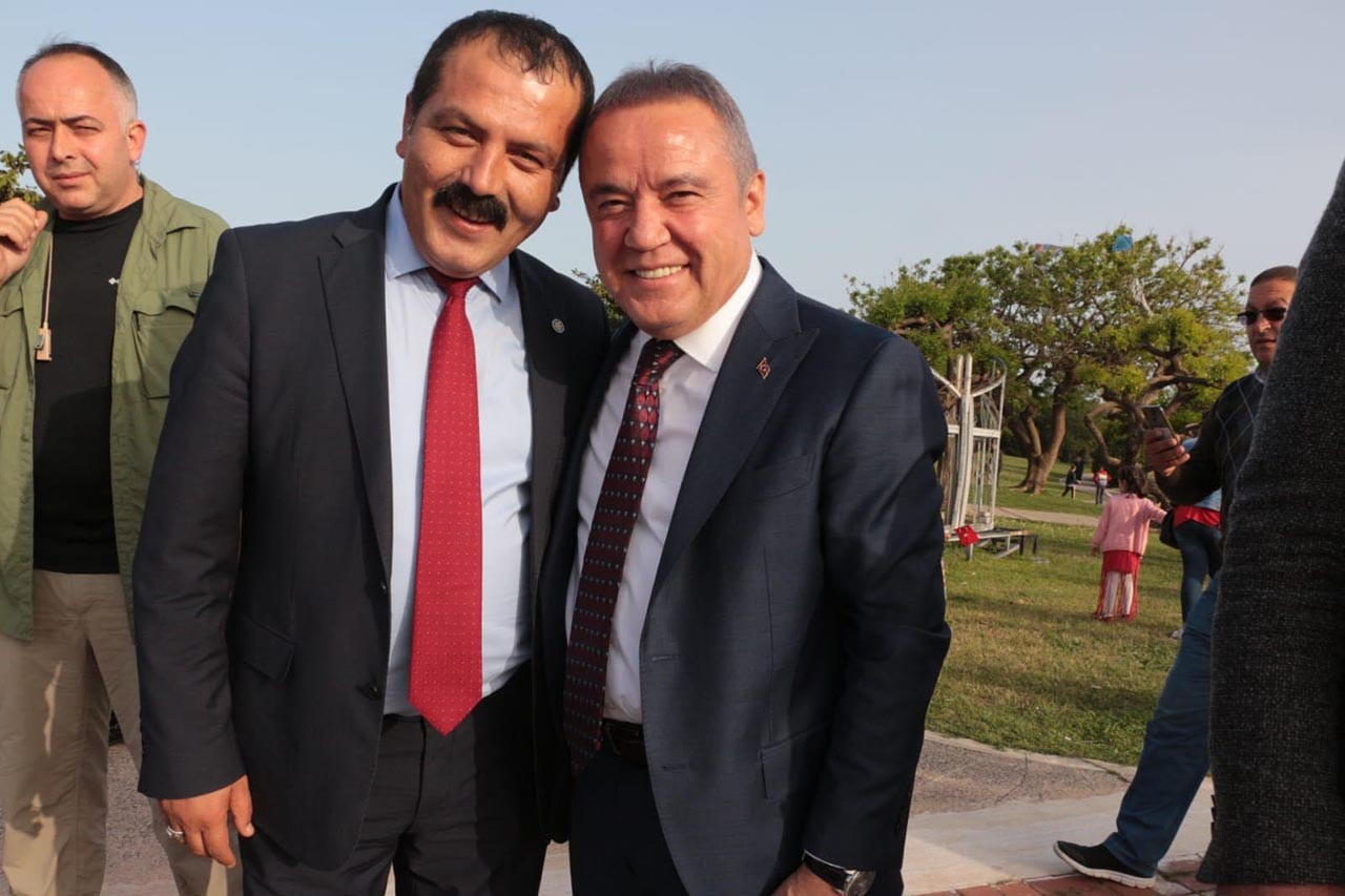 Antalya Büyükşehir Belediye Başkanı Muhittin Böcek, belediyeye ait sosyal tesislerin, halk ekmek fabrikasının ve büfelerin, otoparkların işletmesini yürüten EKDAĞ A.Ş'nin Genel Müdürlüğü’ne önemli bir ismi getirdi. Muhittin Böcek İYİ Parti Antalya eski İl Başkanı, Antalya Büyükşehir Belediyesi Meclis Üyesi Ahmet Aydın’ı EKDAĞ Genel Müdürlüğü’ne atadı.