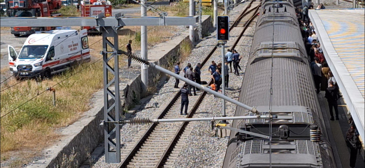 Marmaray'ın Zeytinburnu istasyonunda dengesini kaybeden genç raylara düştü. Yaralanan genç hastaneye kaldırılırken, seferlerde aksama yaşandı. 