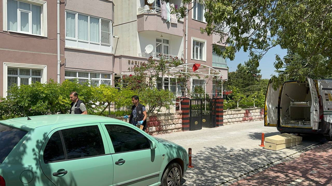 Konya'da 30 yaşındaki genç kadın, evlerine yaklaşık 1.5 kilometre mesafedeki sitenin bahçesinde ölü bulundu. Kadının kız kardeşi G.B. (26) de evinde ölü bulundu. G.B.'nin hap içerek öldüğü belirlendi. 